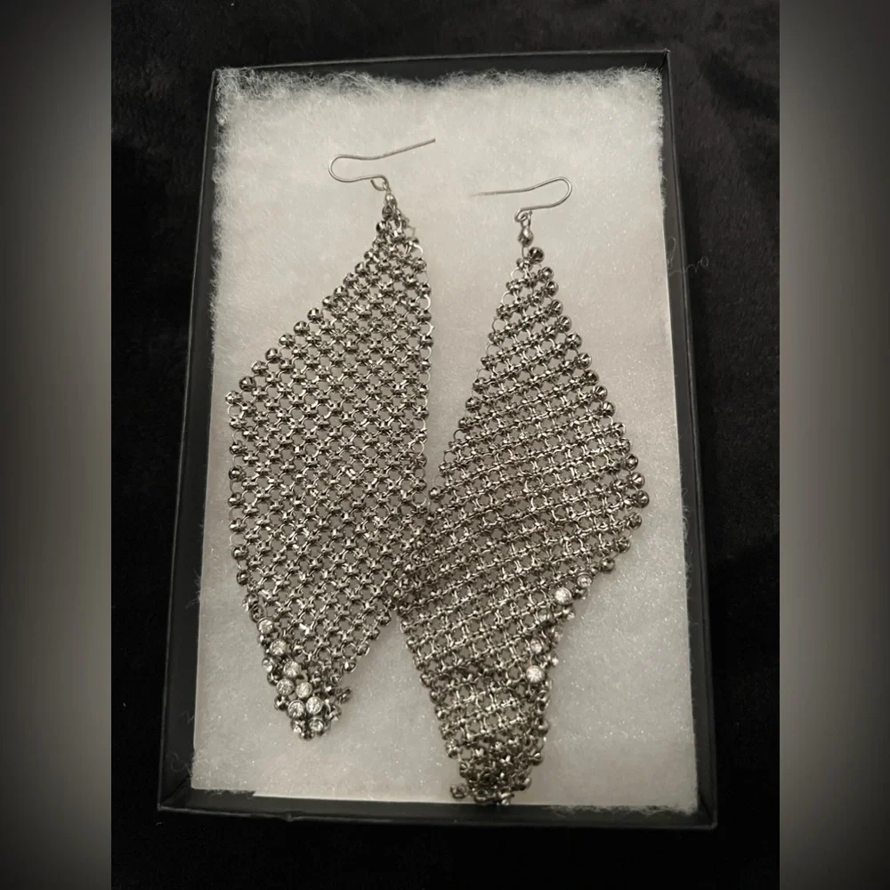 BEBE Swarovski Silver Rhinestone Chainmail Long Drop Earrings w Bracelet Set - Picture 10 of 13